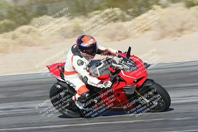 media/Dec-01-2025-Moto Forza (Mon) [[2daa91e15f]]/3-Beginner Group/Session 4 Turn 9/